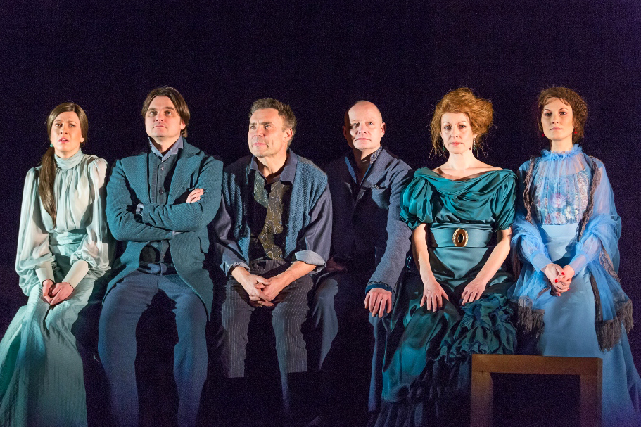 Ļiza – Ērika Eglija, Čepurnojs – Artis Robežnieks, Protasovs – Juris Žagars, Vagins – Ģirts Ķesteris, Melānija – Vita Vārpiņa, Jeļena – Kristīne Nevarauska  // Foto – Gunārs Janaitis